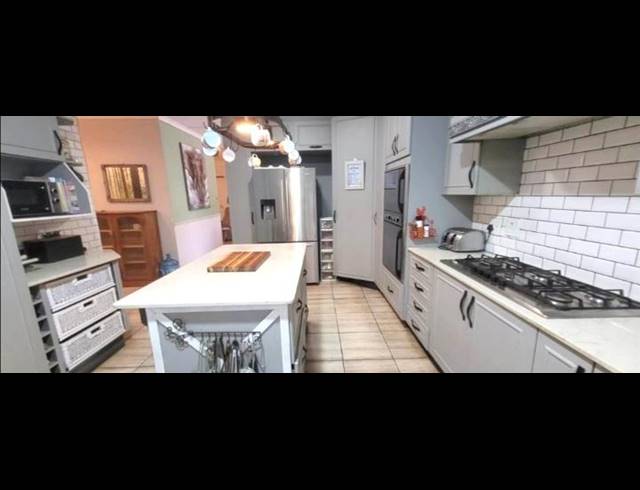 4 BEDROOM HOUSE FOR SALE IN VELD EN VLEI